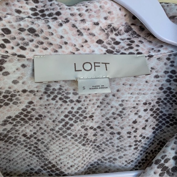 Loft Womens snake print short sleeve button up top Size small sleeveless blouse - Picture 5 of 11